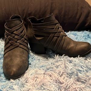 grey time and true booties size 7.5